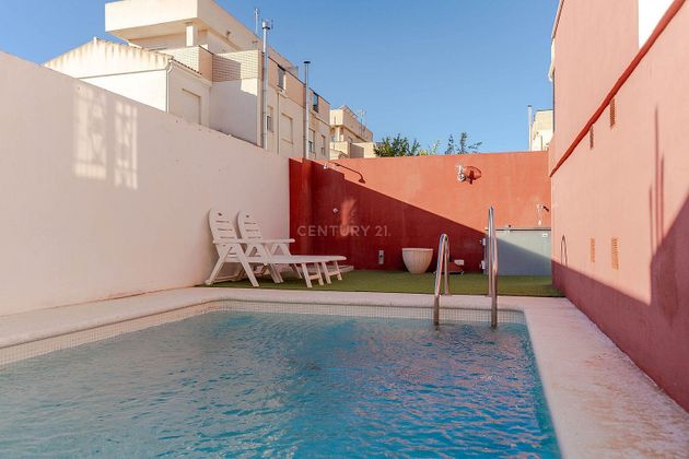 Foto 1 de Casa en venda a Vegas del Genil de 4 habitacions amb piscina i jardí