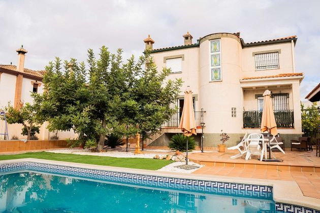 Foto 1 de Casa en venda a barrio Del Secadero de 4 habitacions amb terrassa i piscina