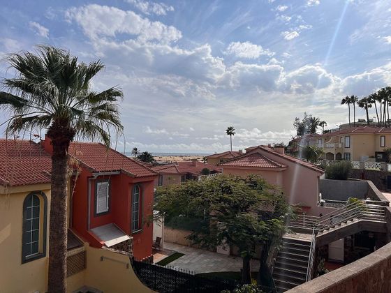 Foto 1 de Casa adosada en venta en Playa del Inglés de 2 habitaciones con terraza y piscina