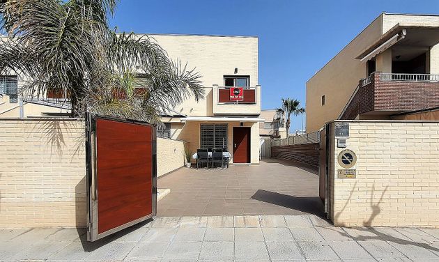 Foto 1 de Casa en venda a Torre de la Horadada de 3 habitacions amb terrassa i piscina