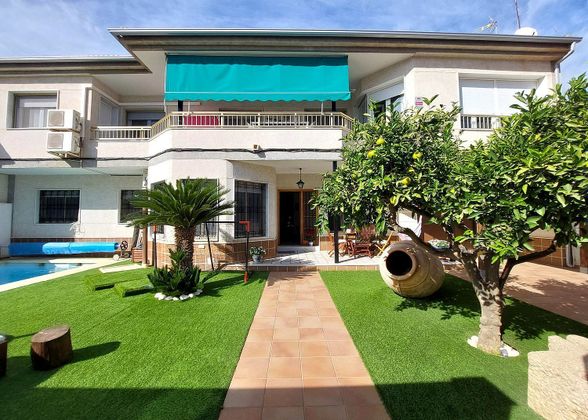 Foto 1 de Casa en venda a Zona Pueblo de 8 habitacions amb terrassa i piscina