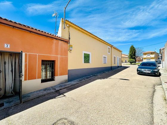 Foto 2 de Casa adossada en venda a Serrada de 2 habitacions amb garatge