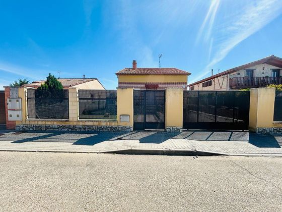 Foto 1 de Xalet en venda a Aldeamayor de San Martín de 4 habitacions amb piscina i garatge