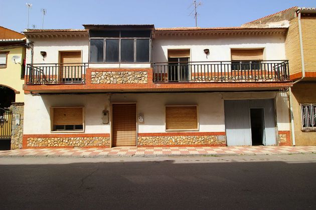 Foto 1 de Casa adossada en venda a calle Ramón y Cajal de 6 habitacions amb terrassa i piscina