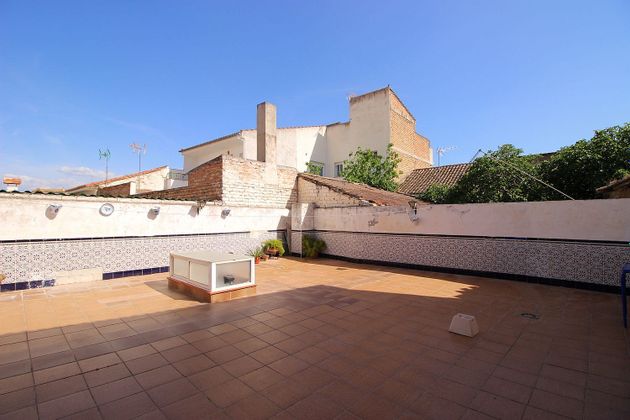 Foto 2 de Casa adosada en venta en plaza De la Constitución de 3 habitaciones con terraza y garaje