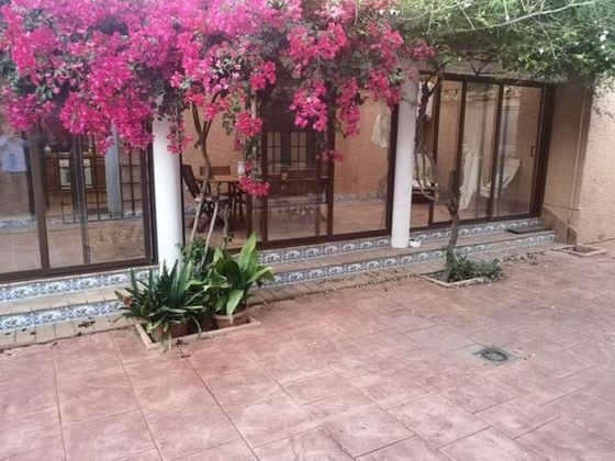 Foto 1 de Venta de chalet en El Altet de 5 habitaciones con terraza y jardín