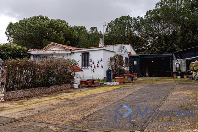 Foto 1 de Chalet en venta en Uceda de 6 habitaciones con terraza y piscina