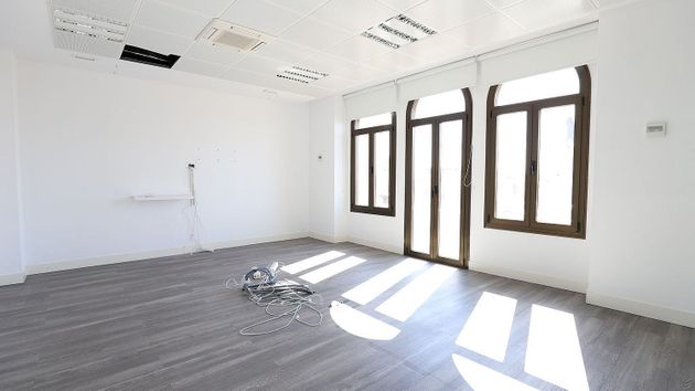 Foto 2 de Oficina en alquiler en Sol con aire acondicionado