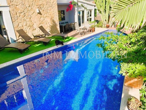 Foto 1 de Venta de chalet en Magaluf de 7 habitaciones con terraza y piscina