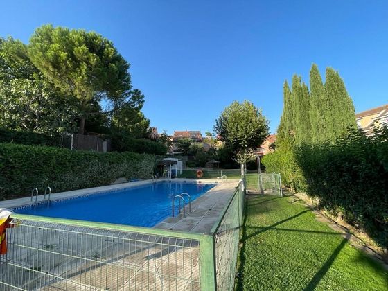 Foto 2 de Casa adossada en venda a Cobeña de 6 habitacions amb terrassa i piscina