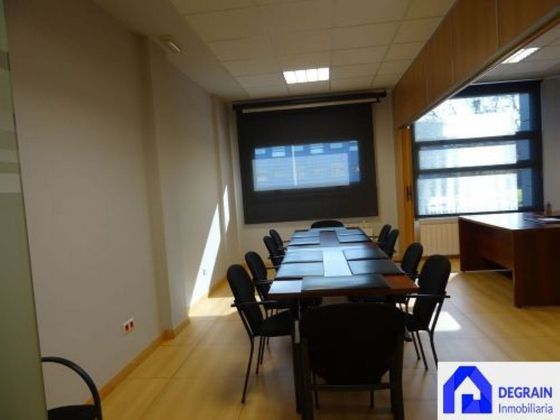 Foto 2 de Oficina en venda a calle Secundino Roces amb garatge i calefacció