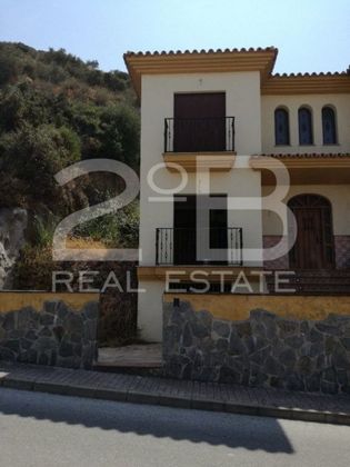 Foto 1 de Casa en venda a calle Yunquera de 5 habitacions amb terrassa i piscina