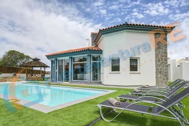 Foto 1 de Xalet en venda a La Oliva pueblo de 4 habitacions amb terrassa i piscina