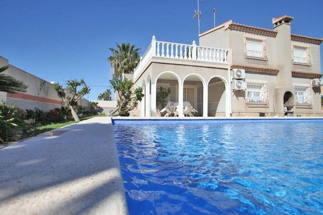 Foto 1 de Casa en venda a calle Rosalia de Castro de 6 habitacions amb terrassa i piscina