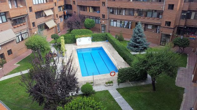 Foto 1 de Dúplex en venda a Manzanares el Real de 2 habitacions amb piscina i jardí