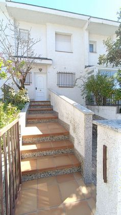 Foto 2 de Casa adossada en venda a Manzanares el Real de 3 habitacions amb terrassa i piscina