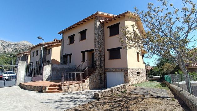 Foto 1 de Alquiler de casa en Manzanares el Real de 4 habitaciones con terraza y piscina