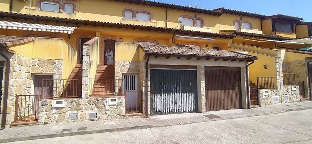 Foto 2 de Casa adossada en venda a travesía De Los Pinos de 3 habitacions amb terrassa i piscina