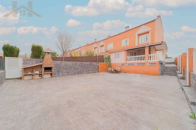 Foto 1 de Casa en venda a calle Pío Baroja de 4 habitacions amb piscina i garatge