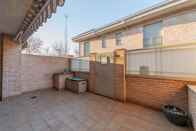 Foto 2 de Casa en venta en calle Joaquin Sorolla de 4 habitaciones con terraza y garaje