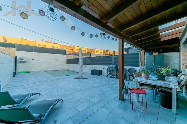 Foto 2 de Venta de casa adosada en calle De Ibiza de 4 habitaciones con terraza y piscina