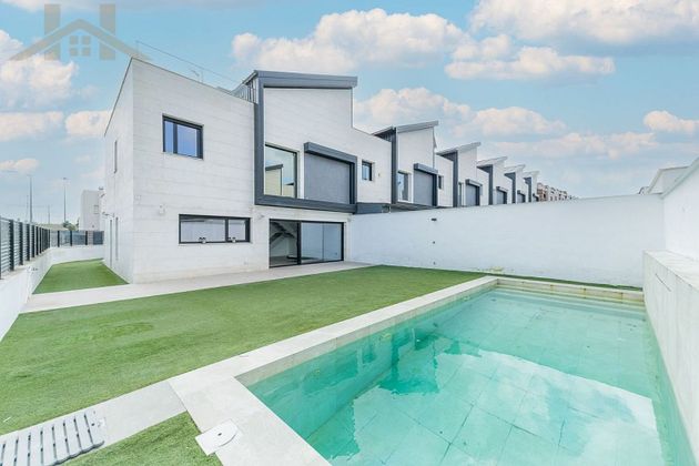 Foto 1 de Casa en venda a calle De Velázquez de 4 habitacions amb terrassa i piscina