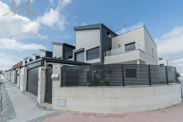 Foto 2 de Venta de casa en calle De Velázquez de 4 habitaciones con terraza y piscina