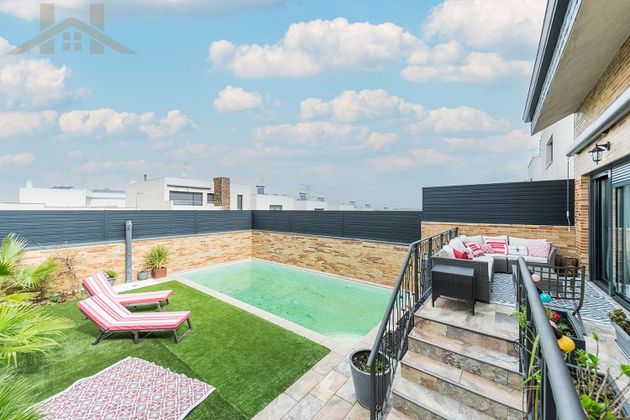 Foto 2 de Casa adossada en venda a calle Dalí de 4 habitacions amb terrassa i piscina