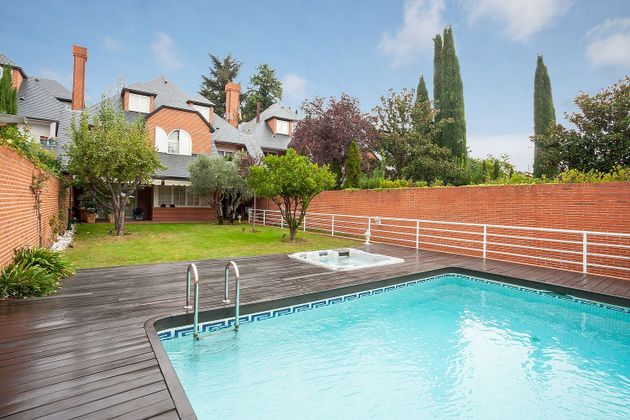 Foto 1 de Casa adossada en venda a calle Serramagna Madrid de 5 habitacions amb terrassa i piscina