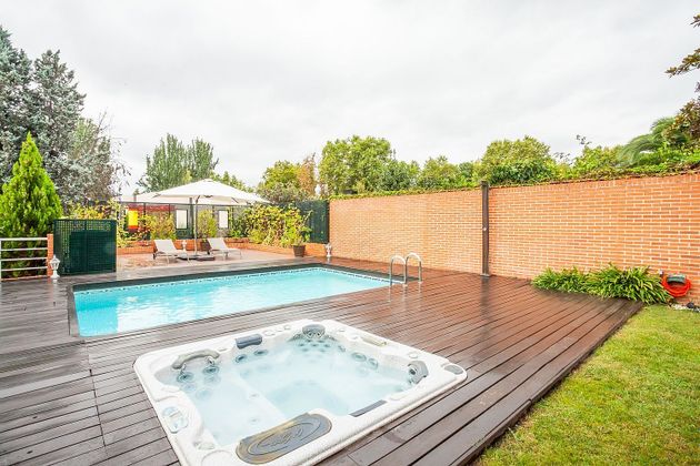 Foto 2 de Casa adossada en venda a calle Serramagna Madrid de 5 habitacions amb terrassa i piscina