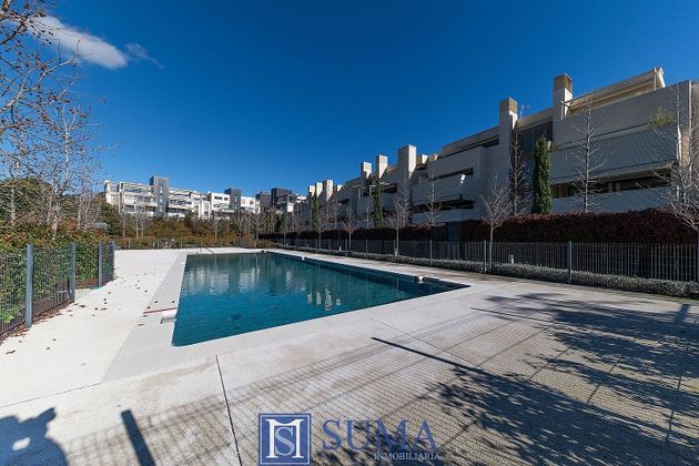 Foto 1 de Pis en venda a El Encinar de los Reyes de 4 habitacions amb terrassa i piscina