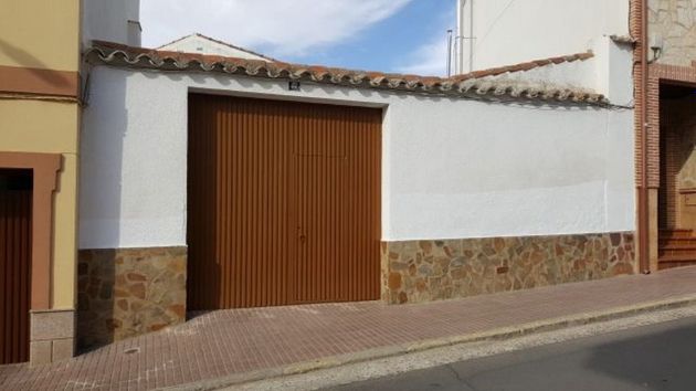 Foto 2 de Casa adosada en venta en Almodóvar del Campo de 4 habitaciones con terraza