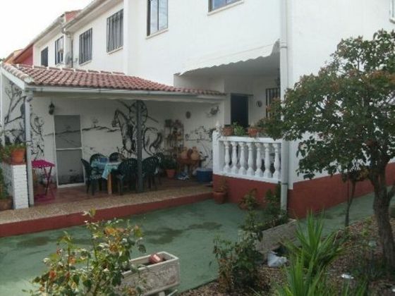 Foto 1 de Casa adosada en venta en Almodóvar del Campo de 4 habitaciones con garaje y jardín