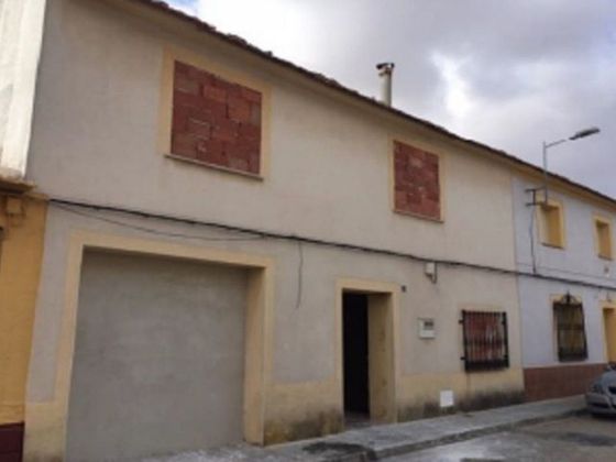 Foto 1 de Venta de casa adosada en Socuéllamos de 2 habitaciones con terraza y garaje
