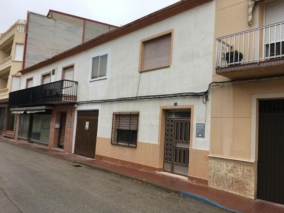 Foto 1 de Chalet en venta en Pedro Muñoz de 3 habitaciones con balcón