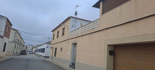 Foto 2 de Casa adosada en venta en Tomelloso de 6 habitaciones con terraza y garaje