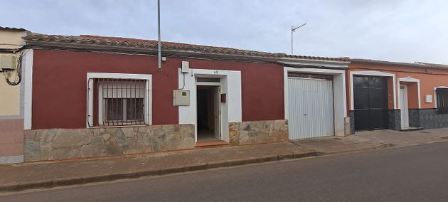 Foto 2 de Venta de chalet en Argamasilla de Alba de 4 habitaciones con terraza
