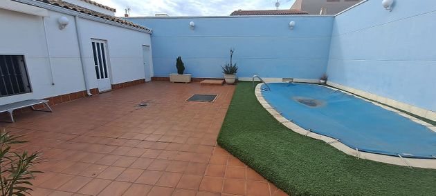Foto 1 de Chalet en venta en Tomelloso de 4 habitaciones con terraza y piscina