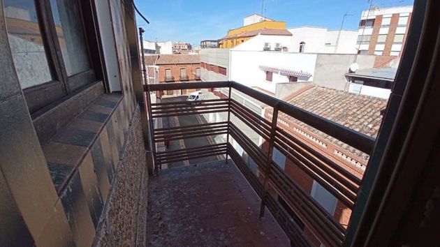 Foto 2 de Piso en venta en Valdepeñas de 3 habitaciones con balcón y calefacción