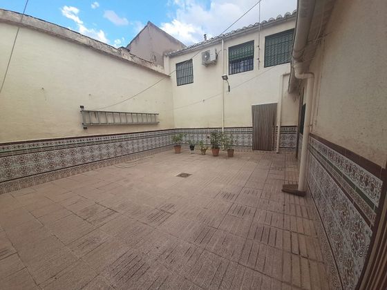 Foto 2 de Casa en venda a Centro - Puertollano de 6 habitacions amb jardí i aire acondicionat
