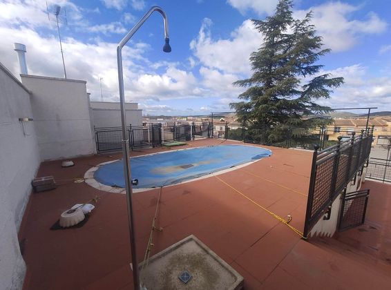 Foto 2 de Piso en venta en calle Cervantes de 2 habitaciones con piscina y garaje