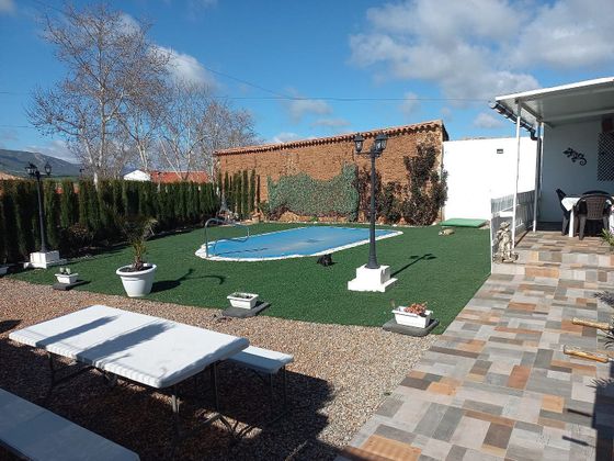 Foto 1 de Xalet en venda a calle Reyes de 4 habitacions amb piscina i jardí