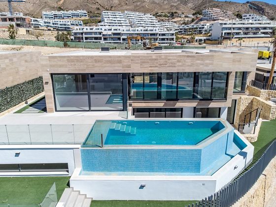 Foto 2 de Xalet en venda a calle Brasil de 4 habitacions amb terrassa i piscina
