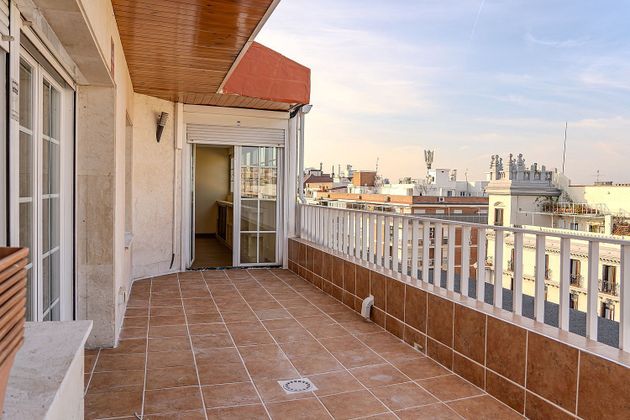 Foto 1 de Ático en alquiler en calle De O'donnell de 4 habitaciones con terraza y aire acondicionado
