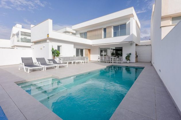 Foto 1 de Casa en venda a Santiago de la Ribera de 6 habitacions amb terrassa i piscina