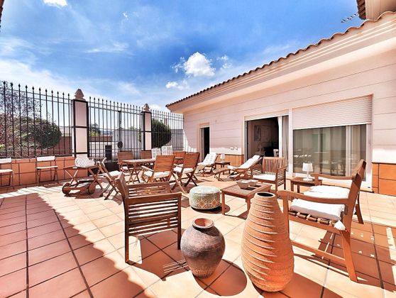 Foto 2 de Chalet en venta en Argamasilla de Calatrava de 5 habitaciones con terraza y jardín