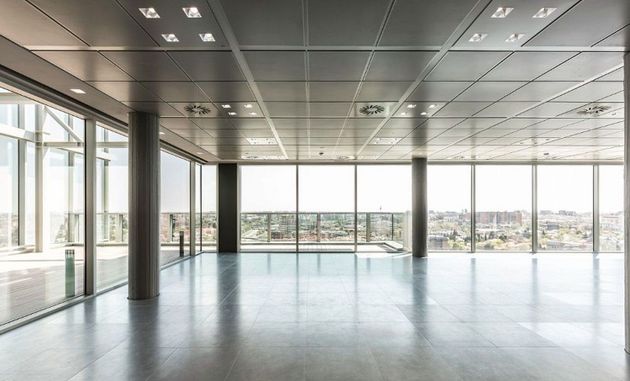 Foto 1 de Alquiler de oficina en Castilla de 330 m²