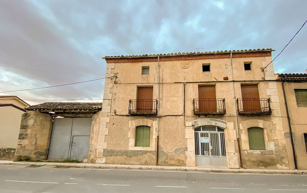 Foto 1 de Casa adossada en venda a Langa de Duero amb jardí