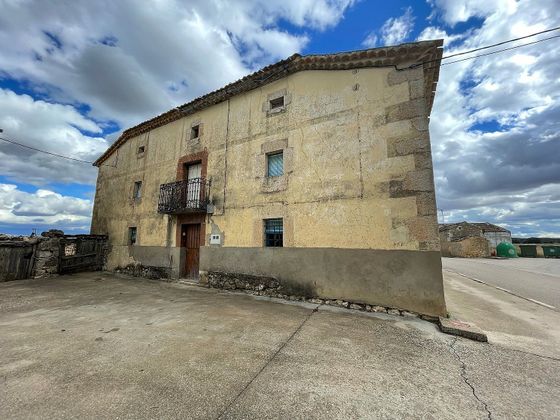 Foto 2 de Casa adossada en venda a San Esteban de Gormaz de 6 habitacions amb jardí