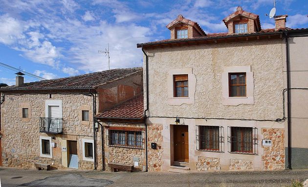 Foto 1 de Casa en venda a San Esteban de Gormaz de 5 habitacions amb jardí i calefacció